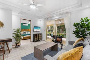 TV - Stylish Ground floor Condo  walking to Town (Tamarindo)