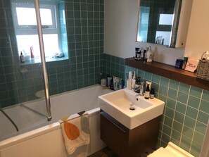 Towels, soap - 3 Month let in Very Large Garden Flat in Funky Peckham Rye (London)