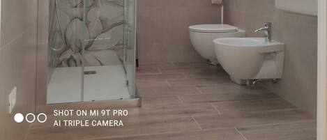 Douche, sèche-cheveux, bidet, serviettes fournies