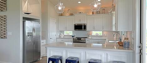 Kylskåp, mikrovågsugn, ugn och spishäll