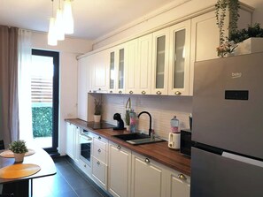 Fridge, microwave, oven, stovetop - Lazo Two Room - Luxury Apartment (București)