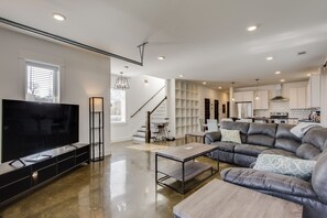 Living area - Germantown Beautiful Modern 4bd/3ba home. Close to everything (Nashville)