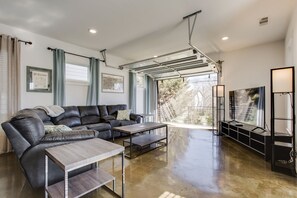 Living area - Germantown Beautiful Modern 4bd/3ba home. Close to everything (Nashville)