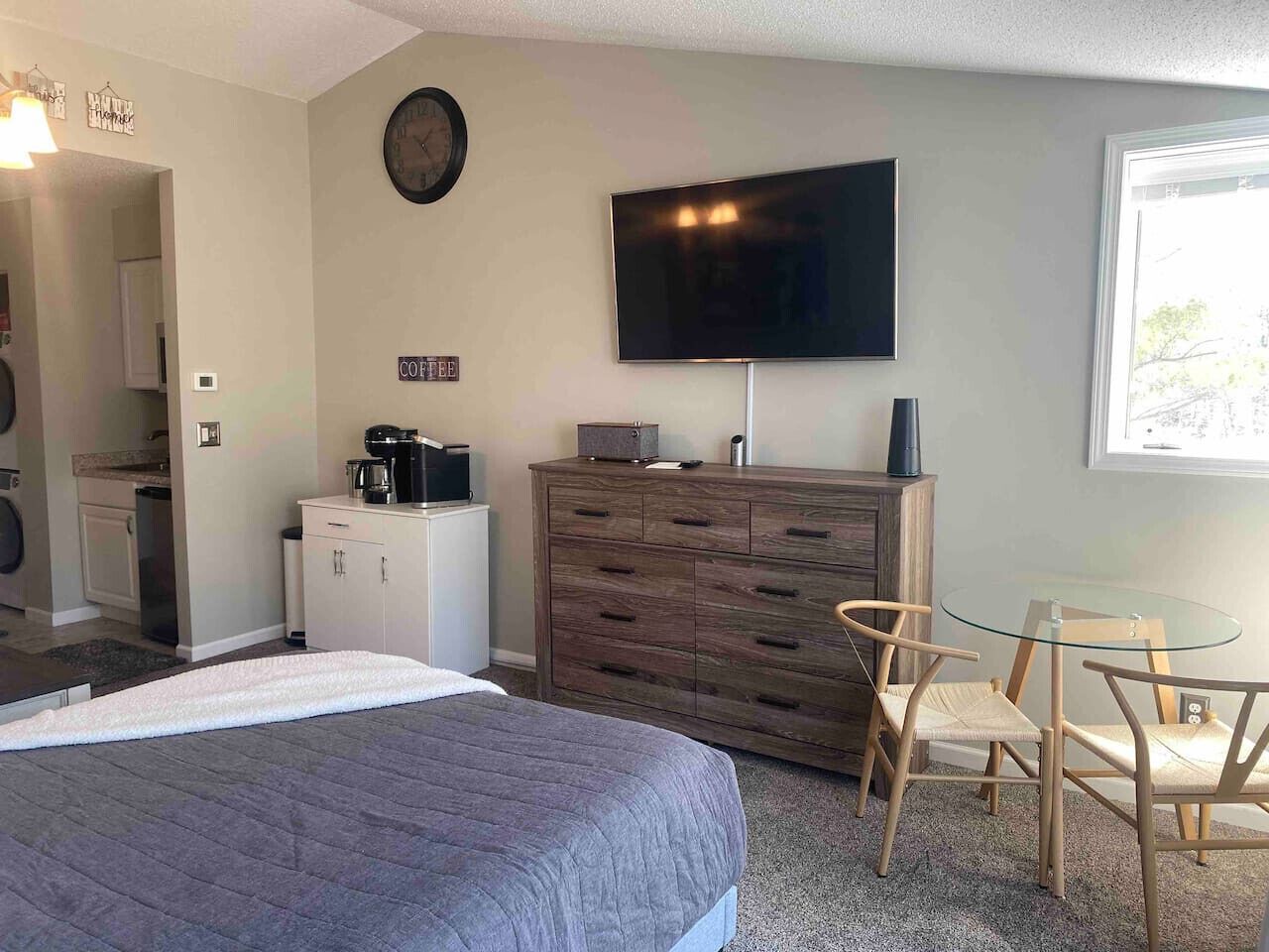 Iron/ironing board, travel crib, WiFi, bed sheets