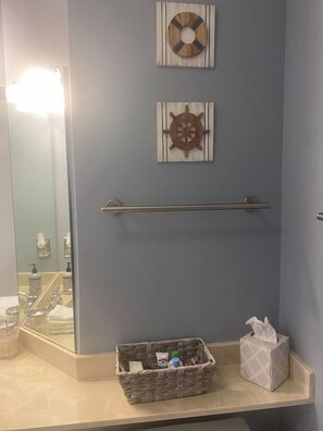 Haartrockner, Handtücher, Seife, Toilettenpapier