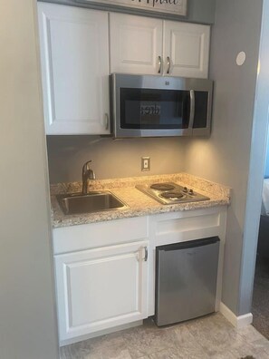 Refrigerador, microondas, cafetera y tetera y tostadora 