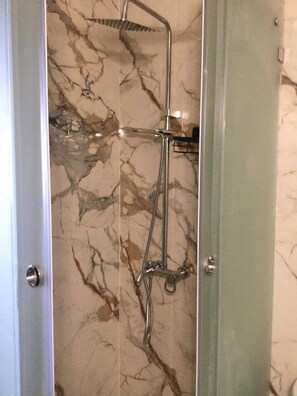Shower, rainfall showerhead, towels - Gauthier  (Casablanca)