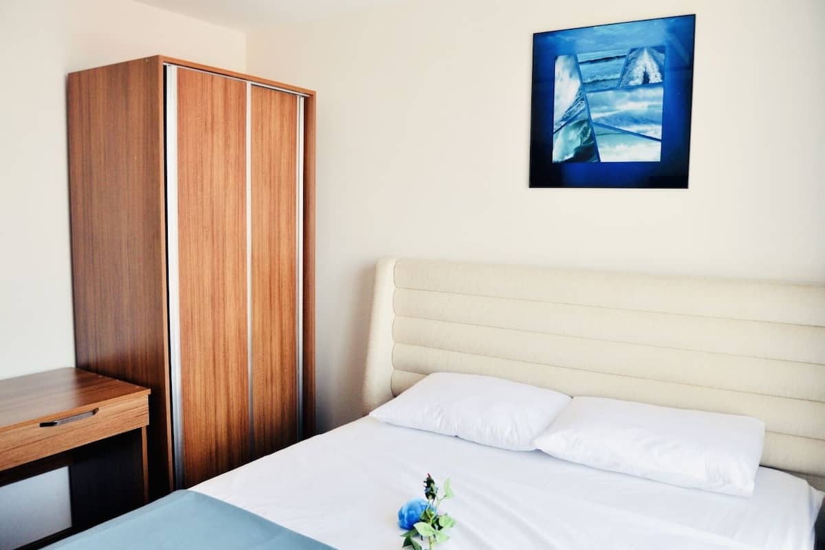 2 bedrooms, premium bedding, Select Comfort beds, individually decorated