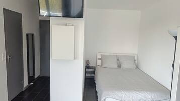 1 chambre, fer et planche Ă repasser, Wi-Fi gratuit, draps fournis