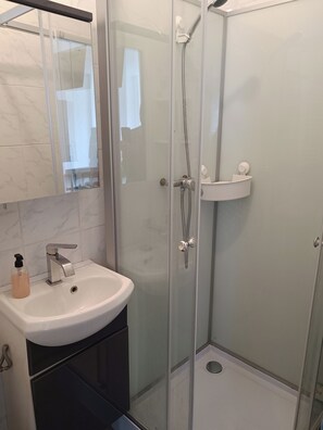 Shower, hair dryer, bidet, towels - Studio Confortable Proche de Paris (Argenteuil)
