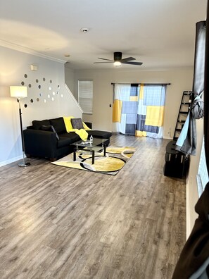 2 bedrooms, iron/ironing board, free WiFi - 2 Level Home Central  (Tampa)