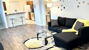 2 bedrooms, iron/ironing board, WiFi (free) - 2 Level Home Central  (Tampa)