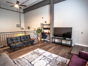 Interior - King Centered Downtown Lafayette (Lafayette)