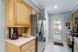 Een koelkast, een magnetron, een oven, een kookplaat