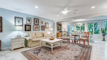 Een televisie en een kantoor