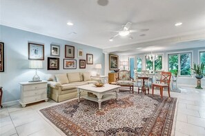 Een televisie en een kantoor