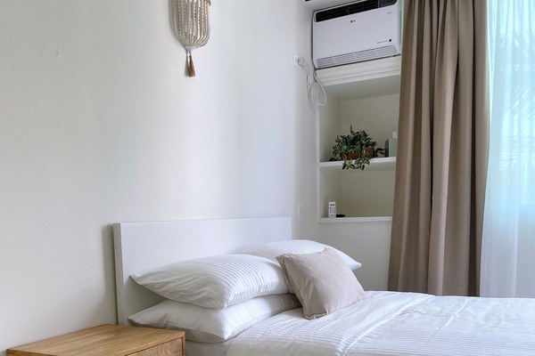 Airy beach studio apartment, lovely natural light.