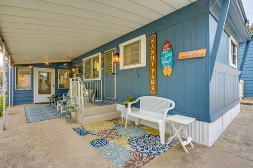 Walk to Lake Huron: Pet-Friendly Caseville Cottage