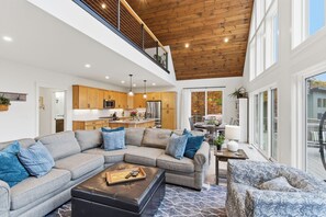 تلفزيون ذكي، مدفأة، كُتُب، طابعة