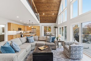 Smart-TV, Kamin, Bücher, Drucker