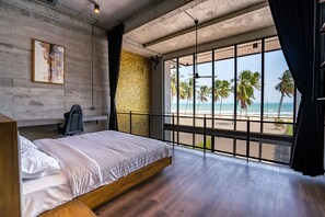 Exclusive Duplex | Peti besi dalam bilik, meja, ruang kerja komputer riba, Wi-fi percuma