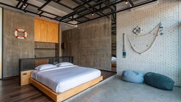 Ein modernes Schlafzimmer mit einem hölzernen Bett, einer Ziegelwand und einer Decke mit freiliegenden Balken.