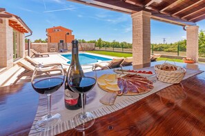 Outdoor dining - Luxuriös, Privat und Perfekt Ausgestattet Minuten vom Strand; für 8 Personen (Trget)