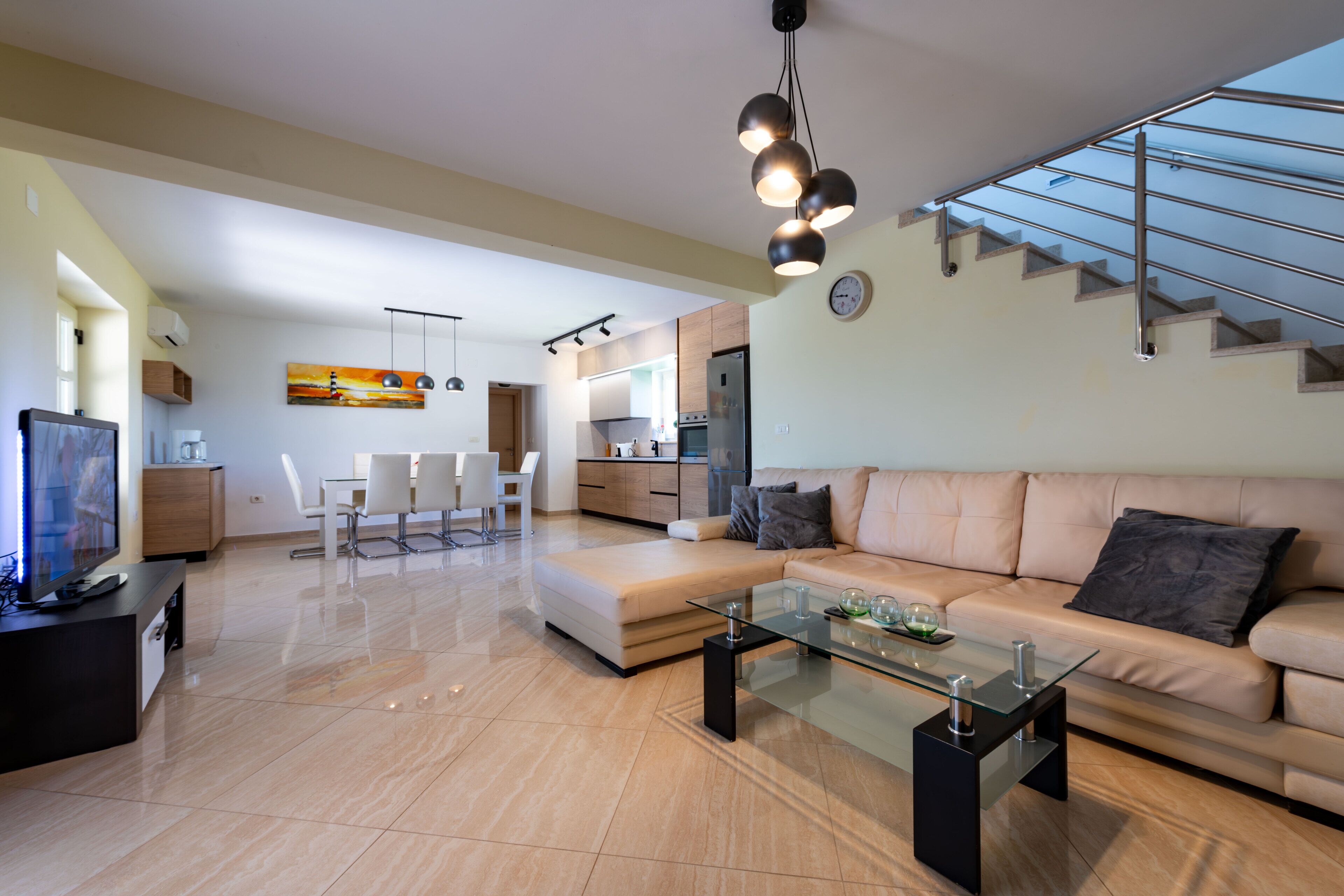 Smart-TV, peis, DVD-spiller og fotballspill