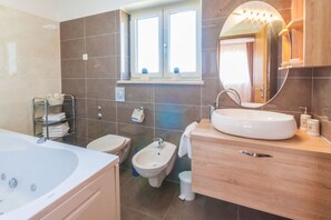 Douche, bidet, serviettes fournies, savon