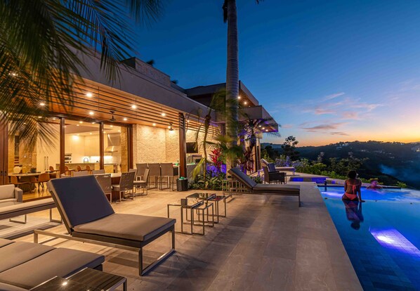 Piscine extérieure, piscine à débordement