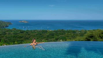 Piscine extérieure, piscine à débordement