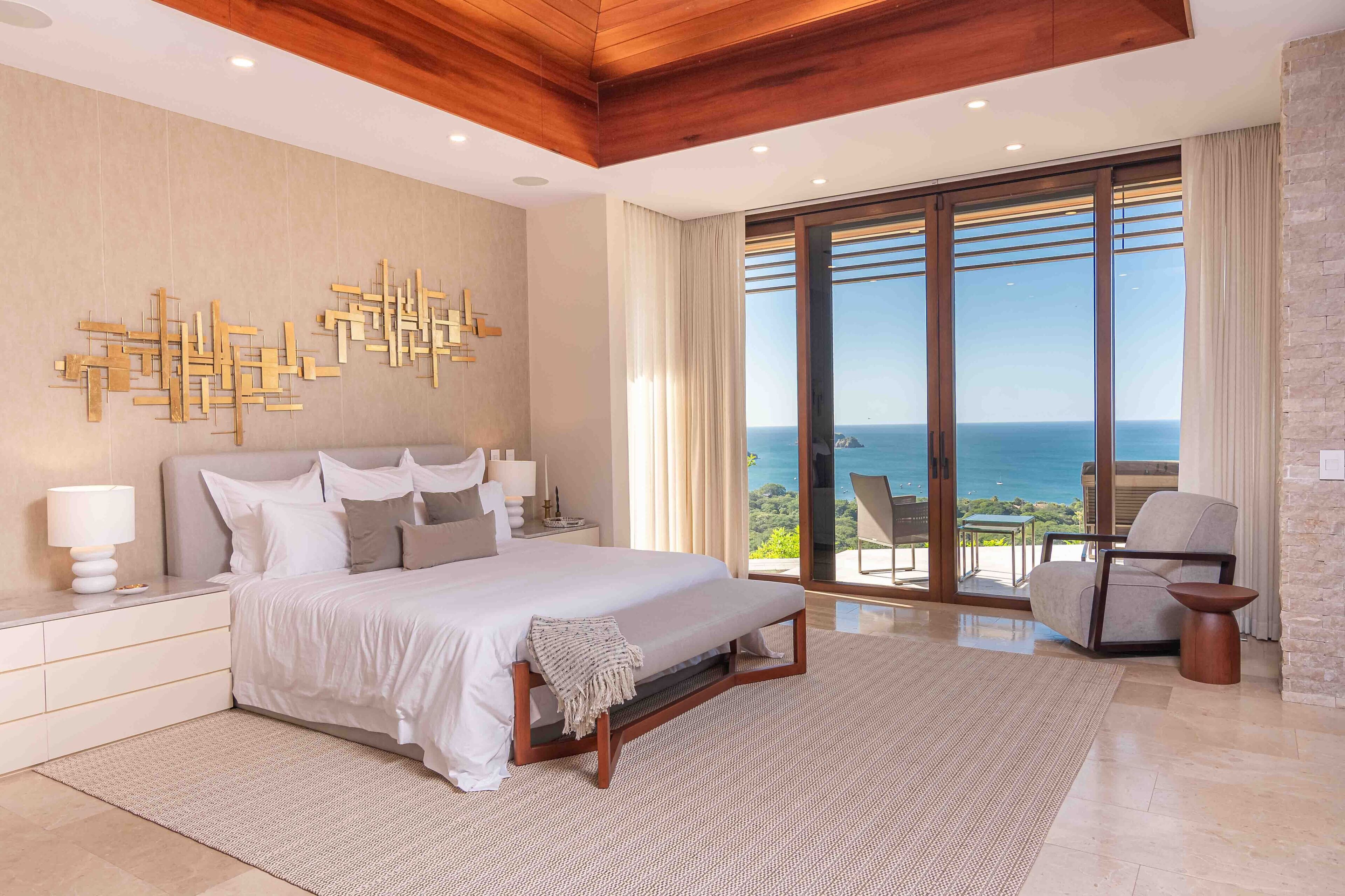 6 間睡房、房內夾萬、書桌、熨斗/熨衫板