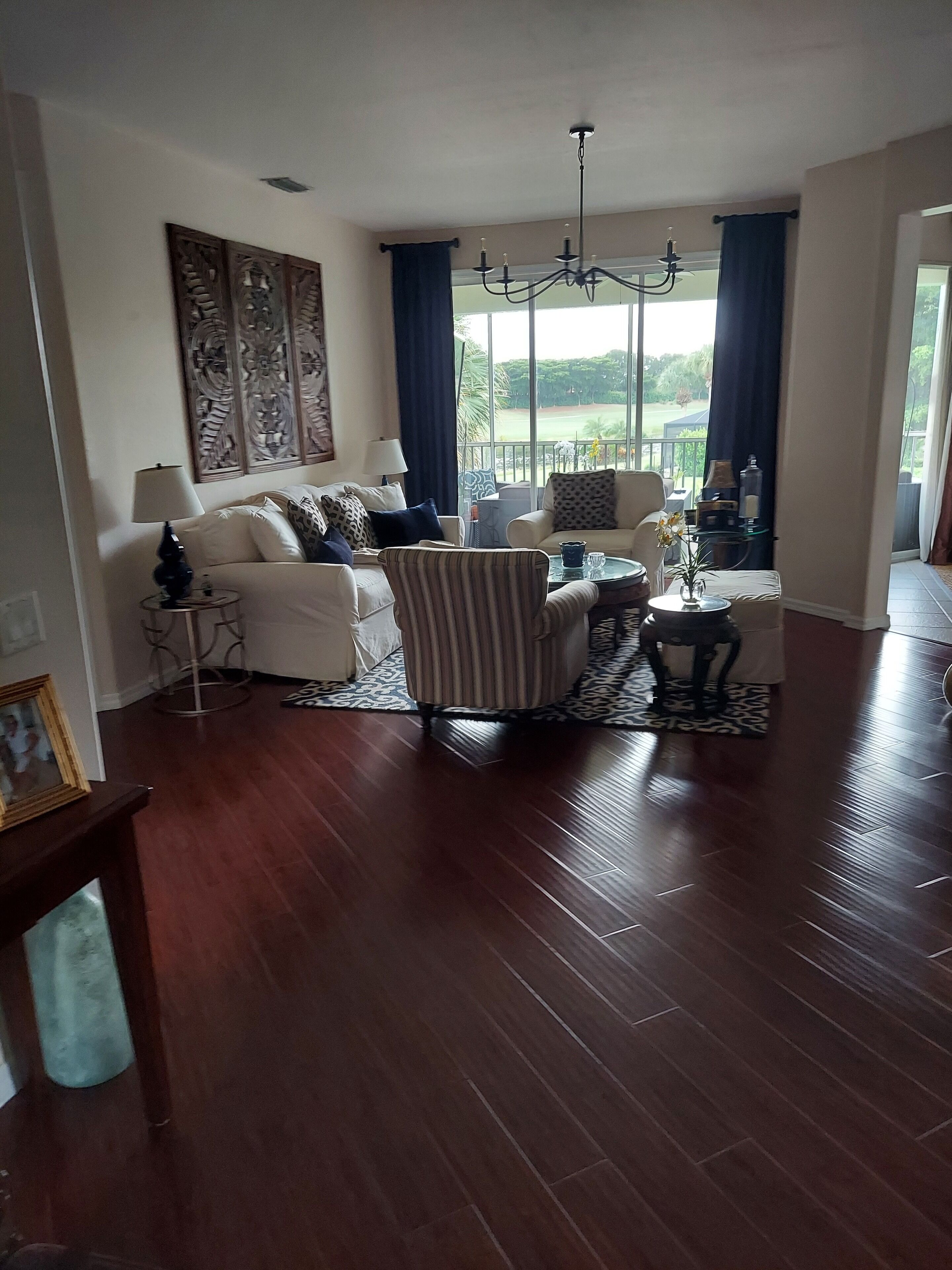 Upscale  3/2 condo, breathtaking view, minutes to  restaurants and shopping.