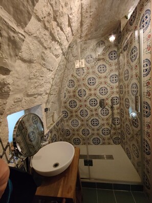 Haartrockner, Handtücher, Seife, Shampoo