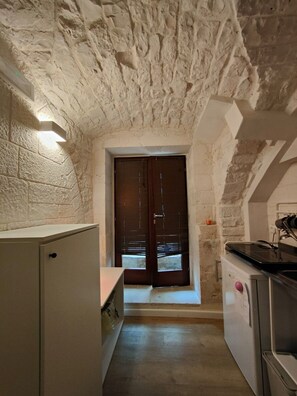 Fridge, stovetop, coffee/tea maker, cookware/dishes/utensils - Stone cottage in the historic center (Castellana Grotte)