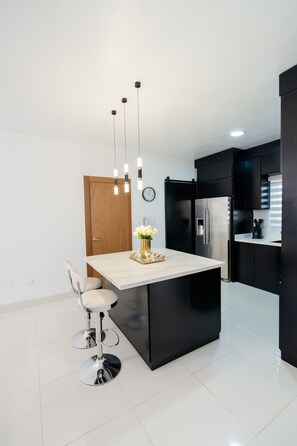 Réfrigérateur, micro-ondes, four, plaque de cuisson