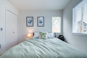 2 habitaciones, escritorio, tabla de planchar con plancha y wifi gratis 