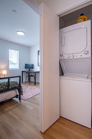 2 habitaciones, escritorio, tabla de planchar con plancha y wifi gratis 