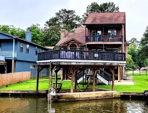 Stunning Waterfront Lakehouse at Shadow Bay