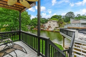 Property grounds - Stunning Waterfront Lakehouse at Shadow Bay (Willis)