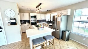 Fridge, microwave, oven, stovetop - Stunning Waterfront Lakehouse at Shadow Bay (Willis)