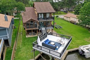 Outdoor dining - Stunning Waterfront Lakehouse at Shadow Bay (Willis)