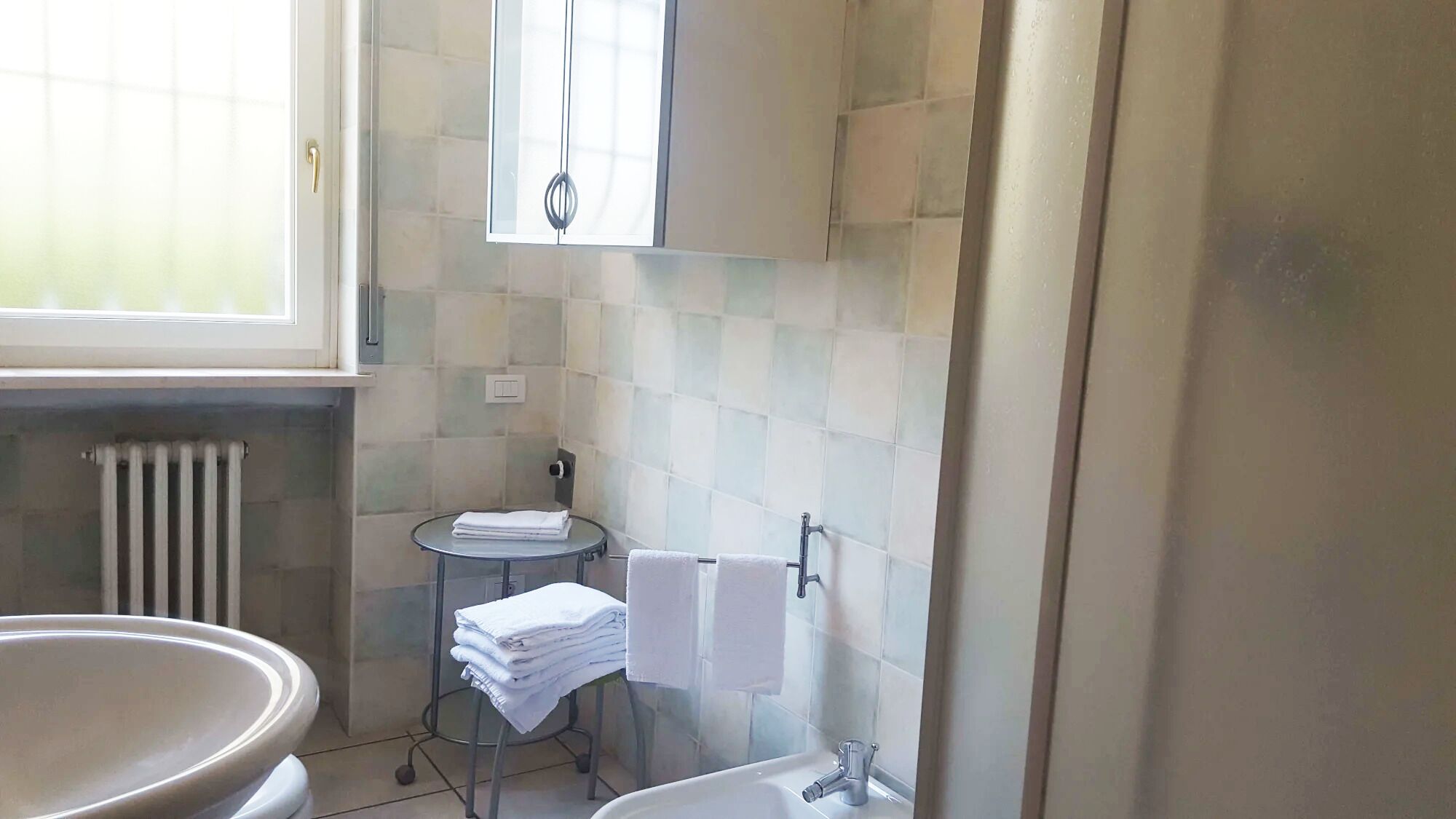 Douche, douche à « effet pluie », articles de toilette gratuits