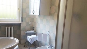 Douche, douche à « effet pluie », articles de toilette gratuits