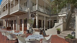 Outdoor dining - AVAILABLE SHORTLY/PRIVATE BEACH-Mediterranean Ambiance-Open Living-4 Bikes (Rosemary Beach)