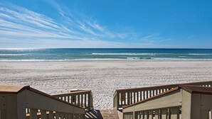 Beach - AVAILABLE SHORTLY/PRIVATE BEACH-Mediterranean Ambiance-Open Living-4 Bikes (Rosemary Beach)