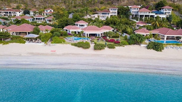 Ein Küstenresort mit mehreren Villen, jede mit privatem Pool und direktem Strandzugang.