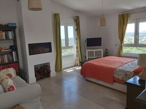 9 bedrooms, iron/ironing board, travel crib, free WiFi - Finca el Enebro  (valdemorillo)