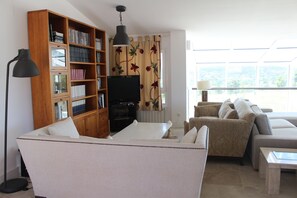 Smart TV, fireplace - Finca el Enebro  (valdemorillo)