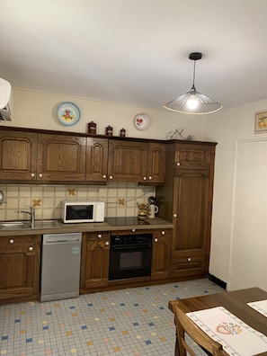 Een koelkast, een microgolfoven, een oven, een kookplaat